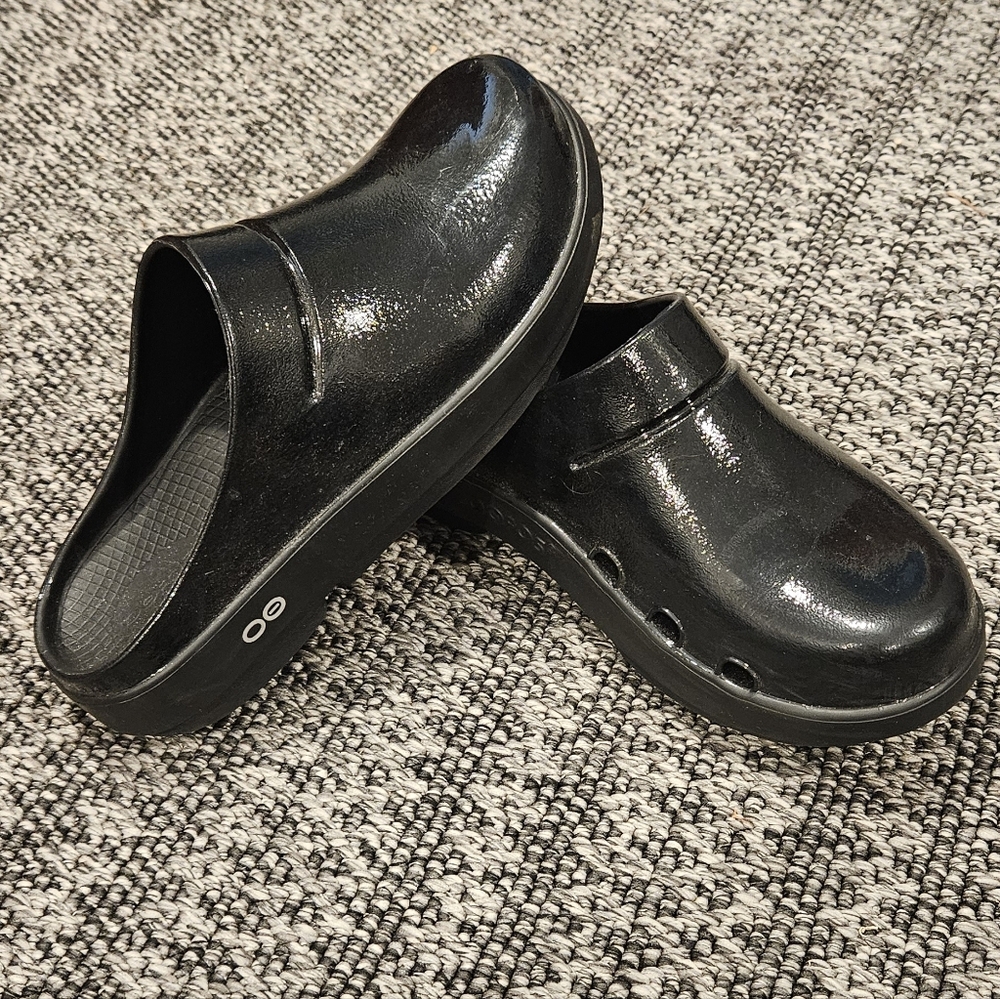Oofos Shiny Black Slip-On Clogs